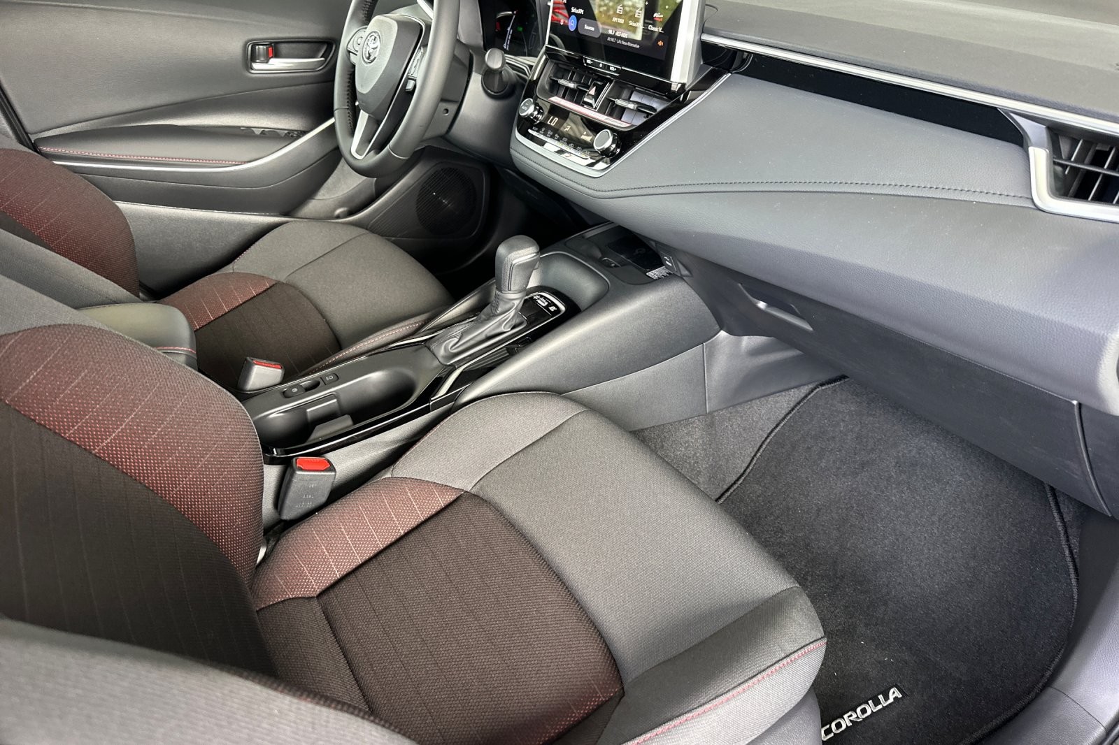 2025 Toyota Corolla Hybrid SE photo 12