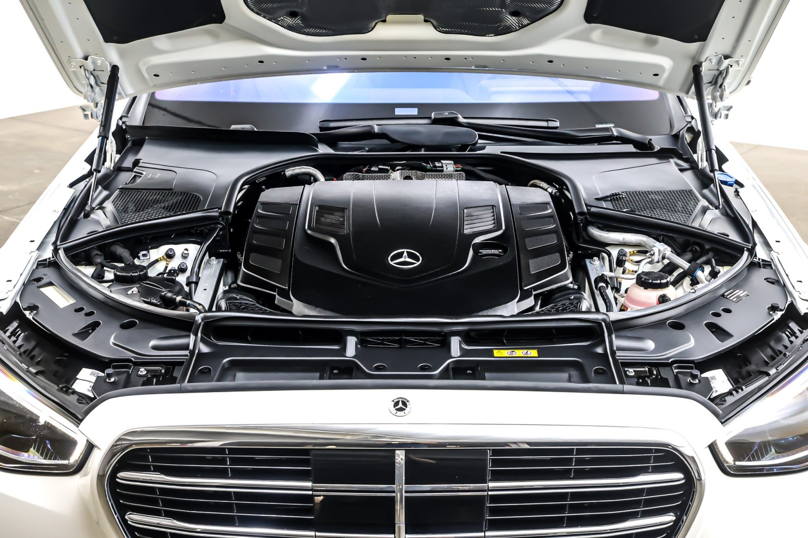 Certified Used 2022 MANUFAKTUR Diamond White Mercedes-Benz S 580 4MATIC® Sedan image 13