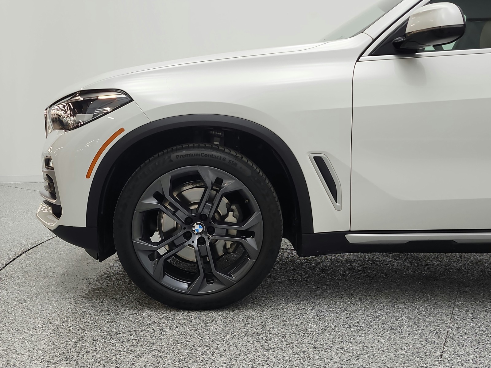 Used 2019 Mineral White Metallic BMW xDrive40i Sports Activity Vehicle image 30