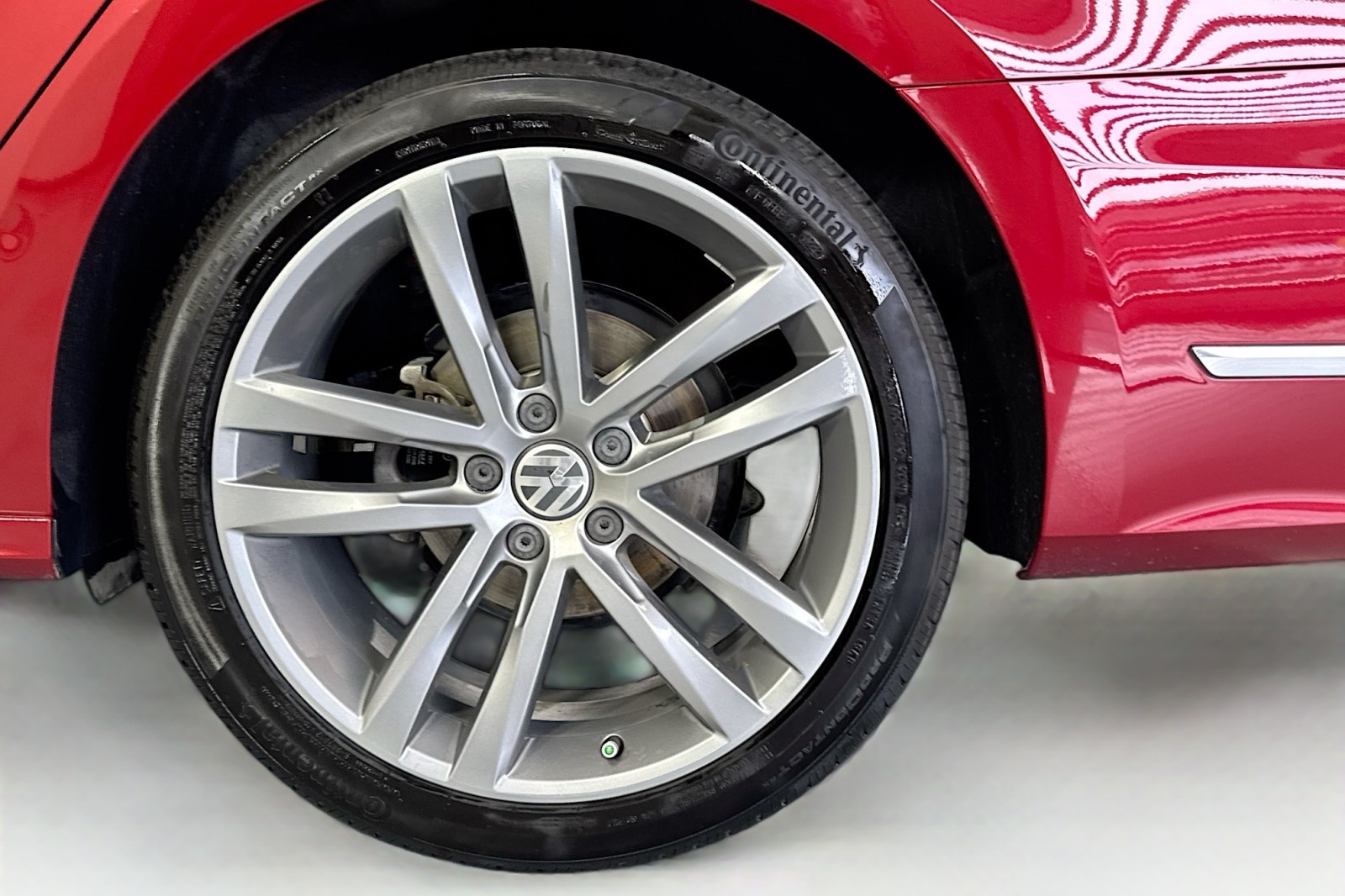 Used 2017 Fortana Red Volkswagen R-Line w/Comfort Pkg image 29