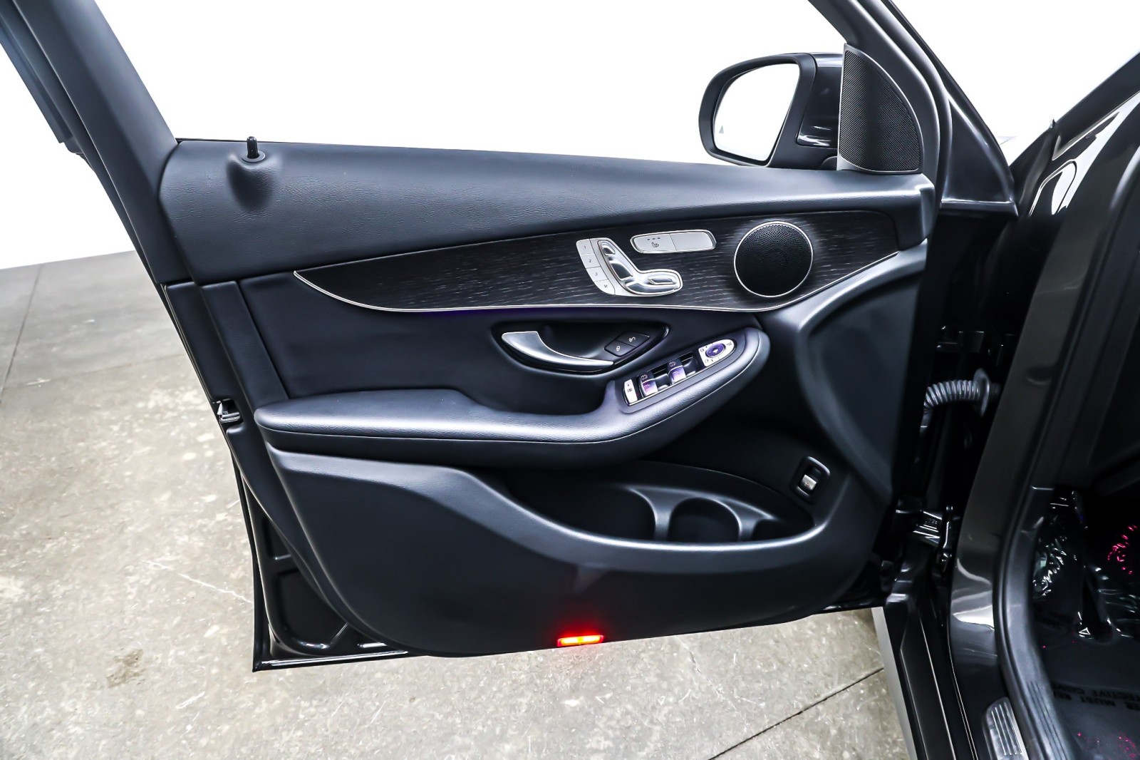 Used 2022 Graphite Grey Metallic Mercedes-Benz GLC 300 SUV image 21