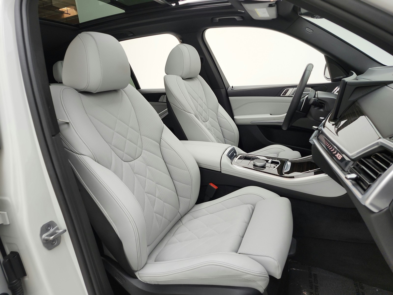 Used 2024 Alpine White BMW sDrive40i Sports Activity Vehicle image 20