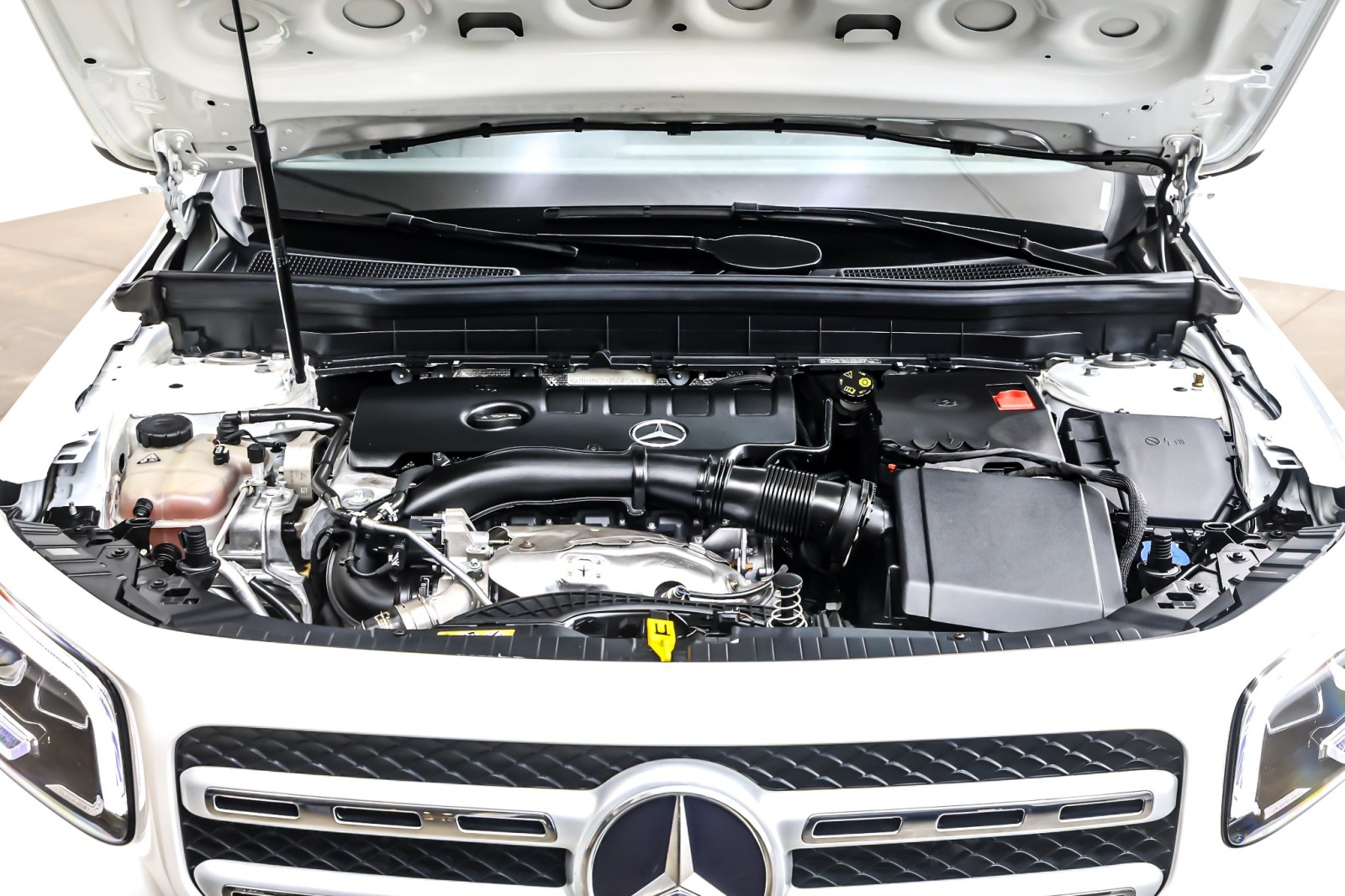 Used 2023 Polar White Mercedes-Benz GLB 250 SUV image 11