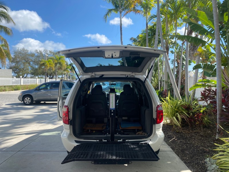 2006 Dodge Caravan SXT LOW MILES 28,367 1 OWNER HANDICAP LIFT in , 