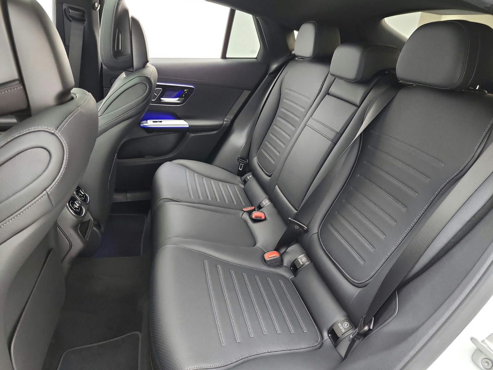 New 2026 MANUFAKTUR Moonlight White Metallic Mercedes-Benz GLC 300 4MATIC® Coupe image 11