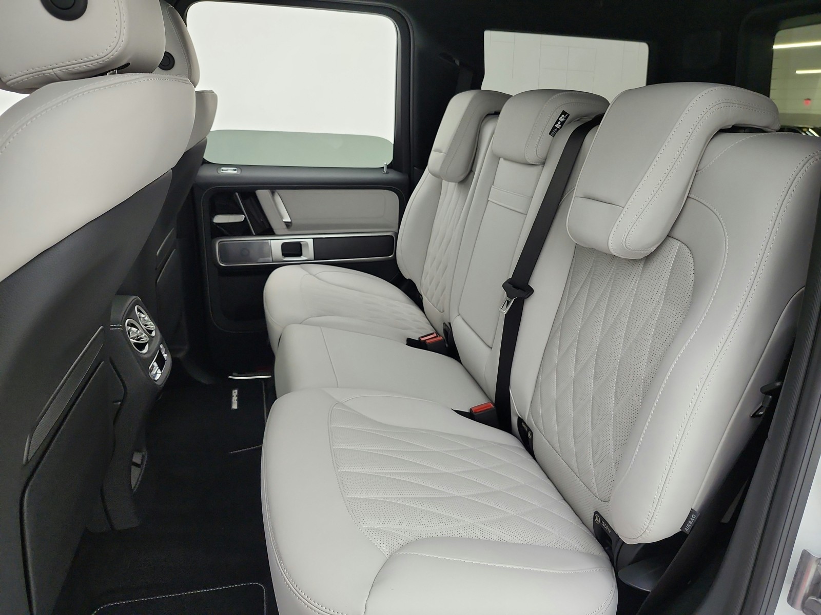 New 2027 MANUFAKTUR Moonlight White Metallic Mercedes-Benz G 580e SUV image 11