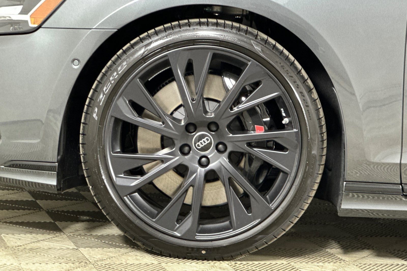 New 2025 Daytona Gray Pearl Effect Audi 4.0 TFSI image 22
