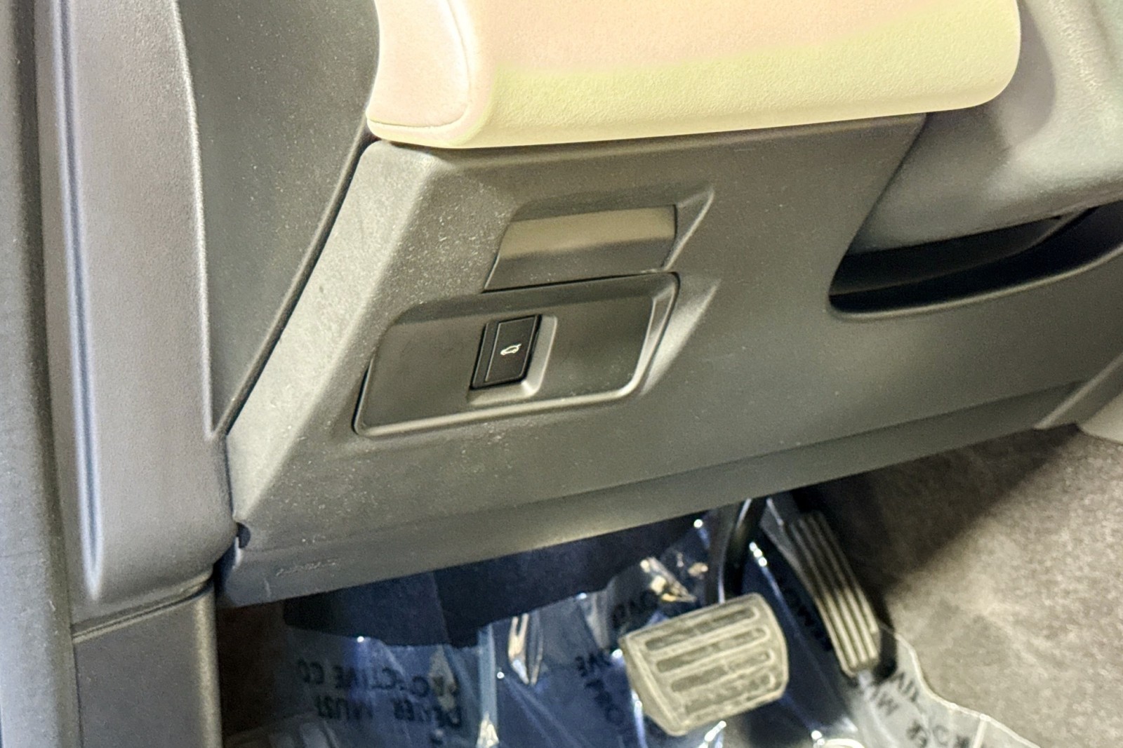 Used 2024 Silicon Silver Premium Metallic Land Rover Core S image 10