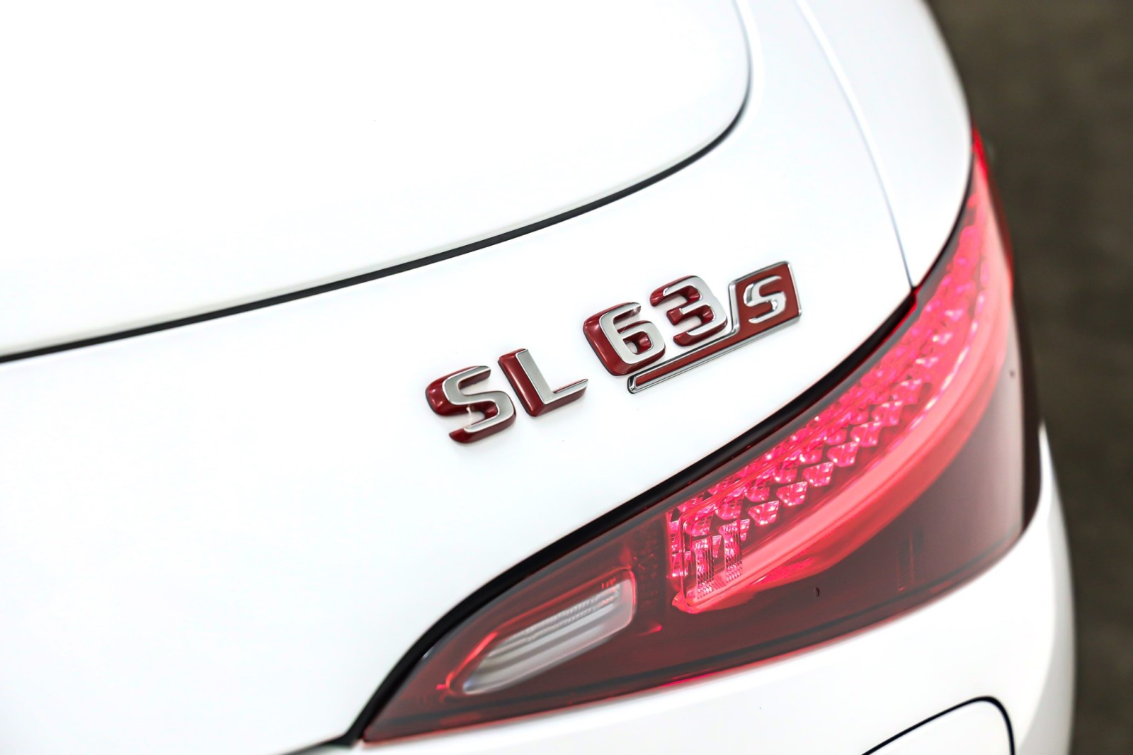 New 2025 MANUFAKTUR Moonlight White Metallic Mercedes-Benz AMG® SL 63 S E Performance Roadster image 9