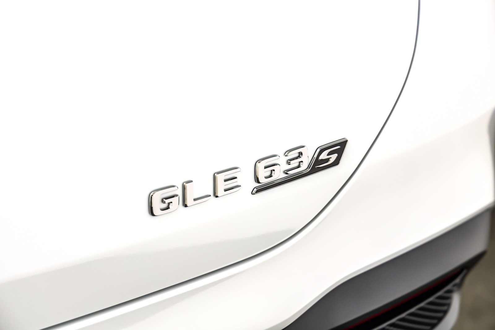 New 2026 MANUFAKTUR Moonlight White Metallic Mercedes-Benz AMG® GLE 63 S image 9