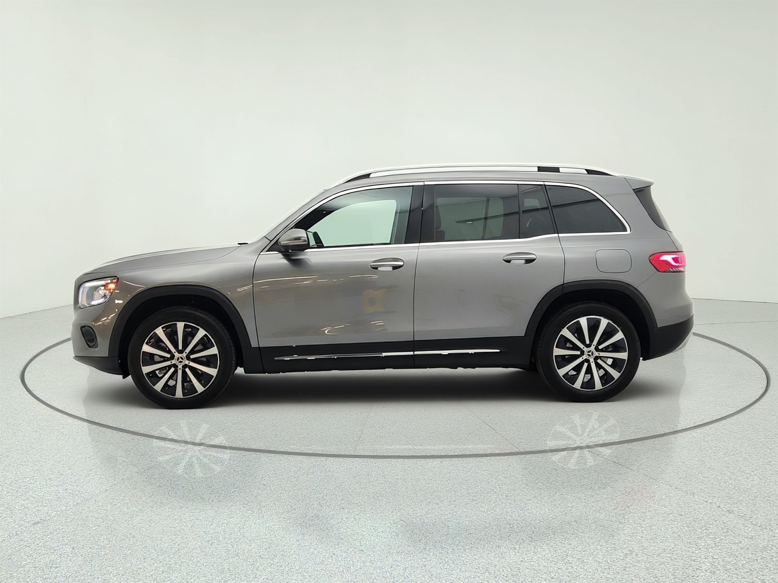 Used 2023 Mountain Grey Metallic Mercedes-Benz GLB 250 SUV image 8