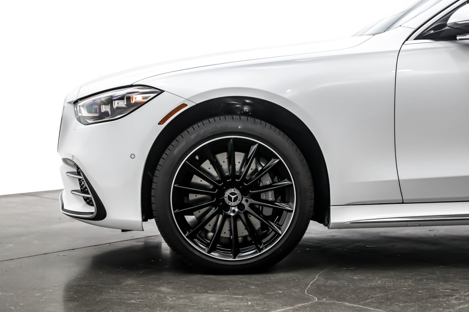 New 2026 MANUFAKTUR Moonlight White Metallic Mercedes-Benz S 580 4MATIC® Sedan image 10