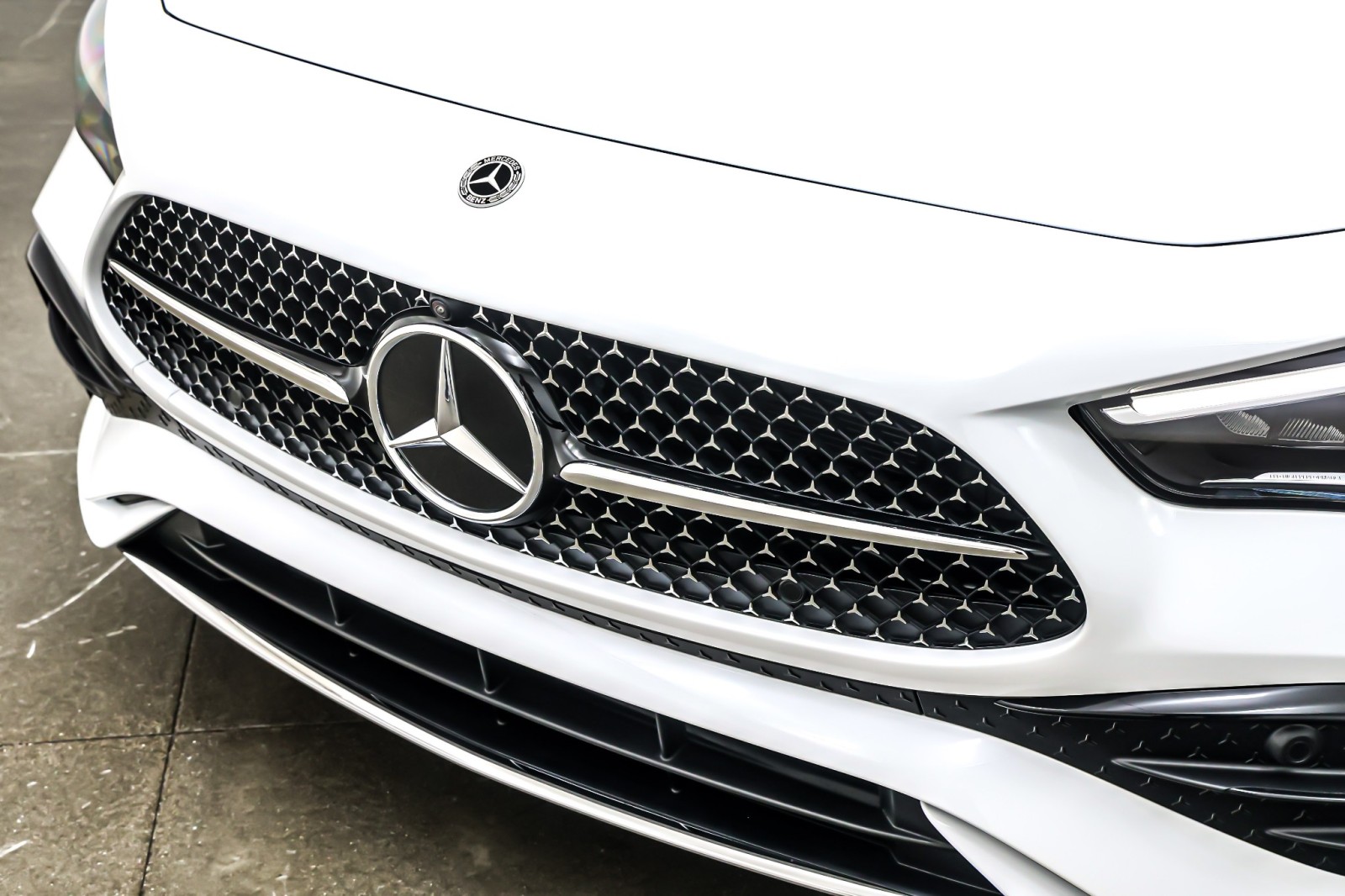 New 2026 MANUFAKTUR Moonlight White Metallic Mercedes-Benz CLE 300 image 13