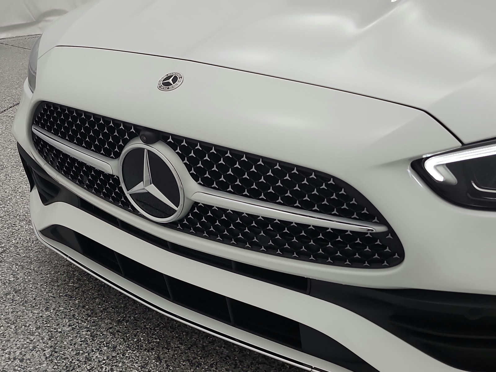 New 2026 MANUFAKTUR Moonlight White Metallic Mercedes-Benz C 300 image 13