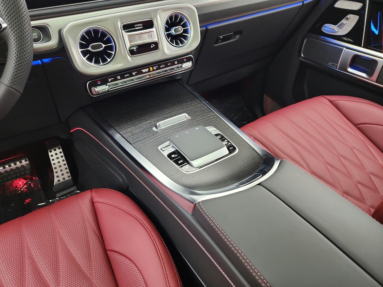 New 2026 MANUFAKTUR Moonlight White Metallic Mercedes-Benz G 580e image 10