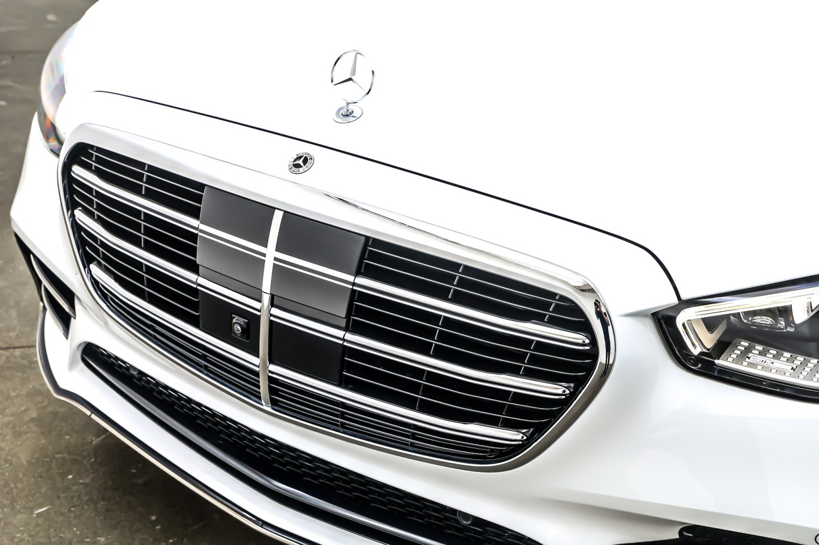 New 2025 MANUFAKTUR Moonlight White Metallic Mercedes-Benz S 580 image 13