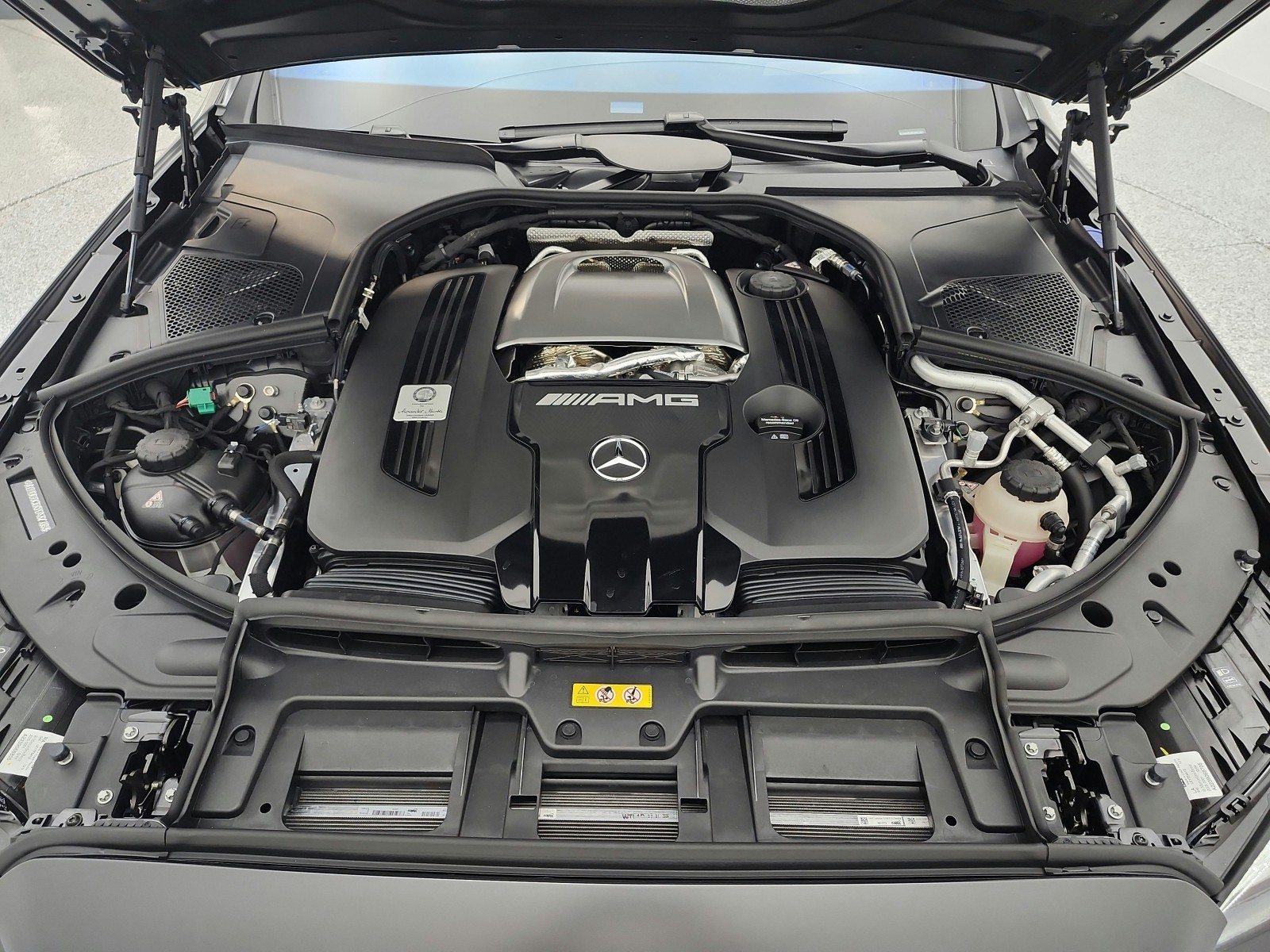 New 2026 MANUFAKTUR Graphite Grey Magno Mercedes-Benz AMG® S 63 E image 12