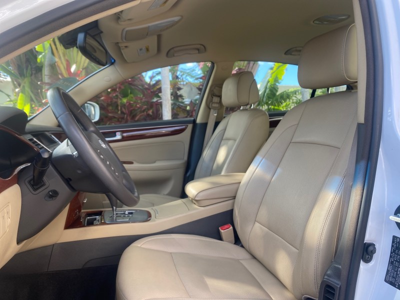 2013 Hyundai Genesis 3.8L LOW MILES 33,576 in , 