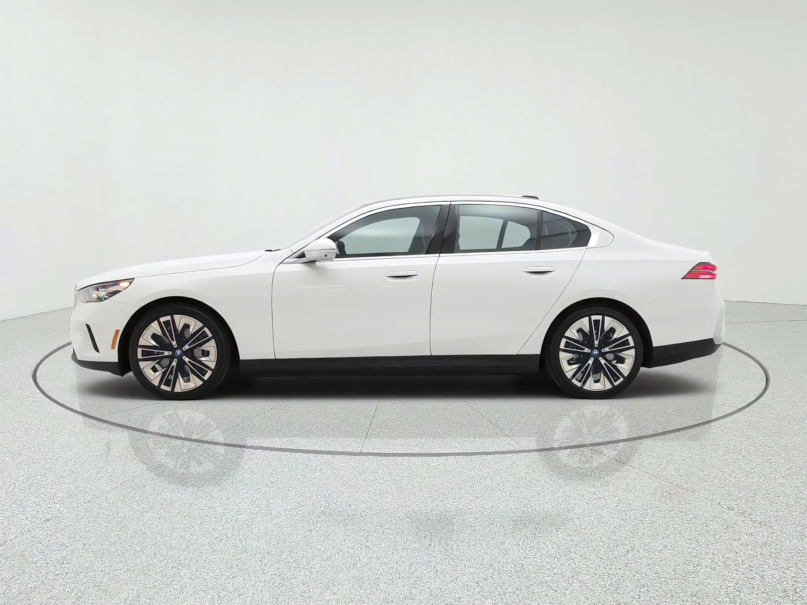 Used 2025 Alpine White BMW xDrive40 image 8