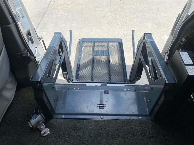 2013 GMC SAVANA HI TOP CONVERSION HANDICAP LIFT LOW MILES 24,857 in , 