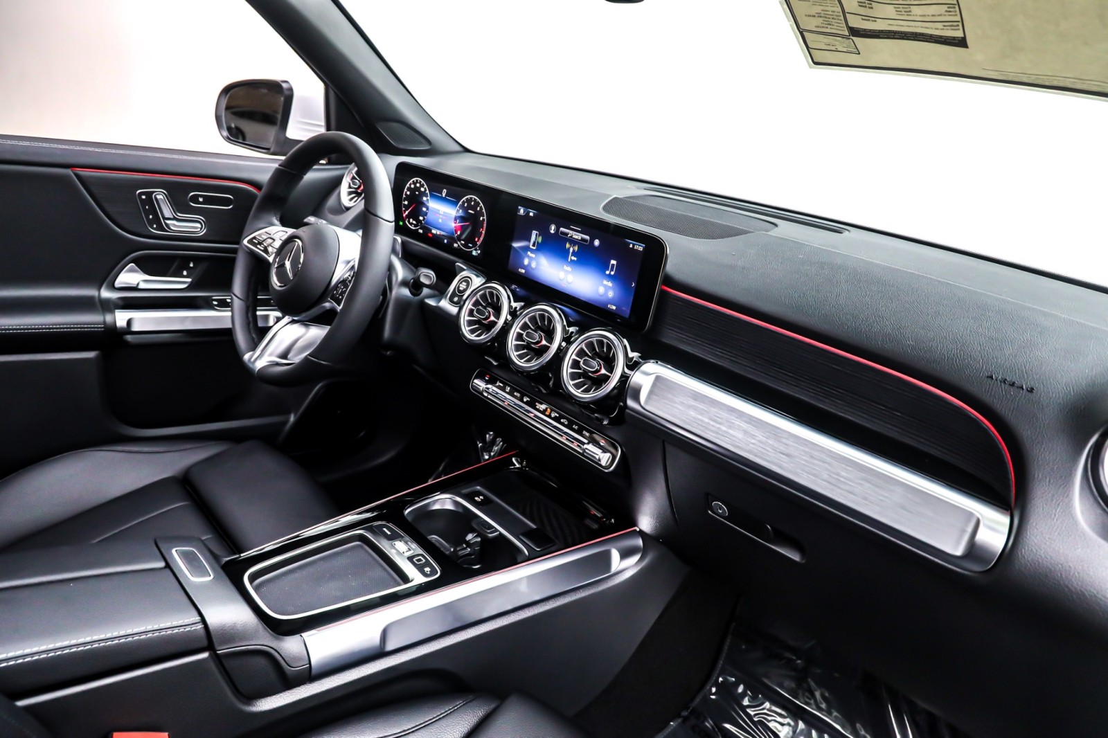 New 2026 Polar White Mercedes-Benz GLB 250 image 5