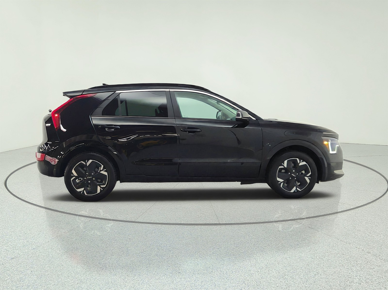 Used 2024 Aurora Black Kia Wind image 4