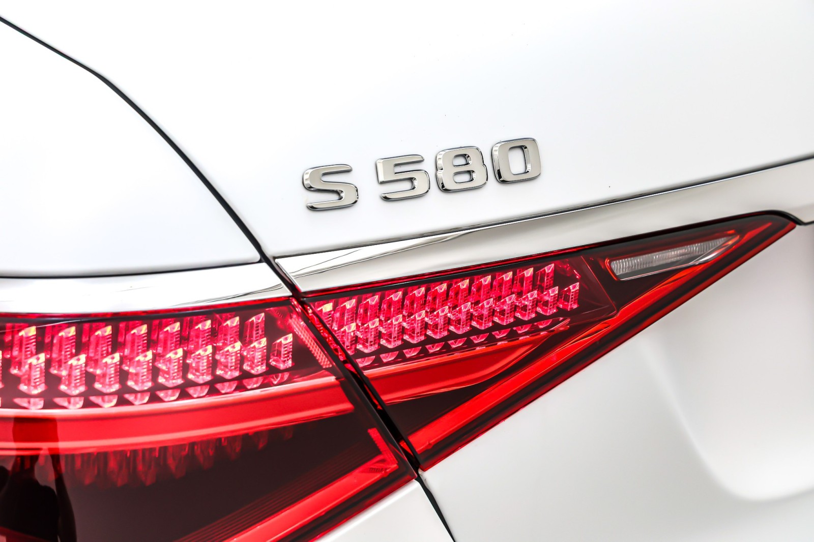 New 2025 MANUFAKTUR Moonlight White Magno Mercedes-Benz S 580 image 9