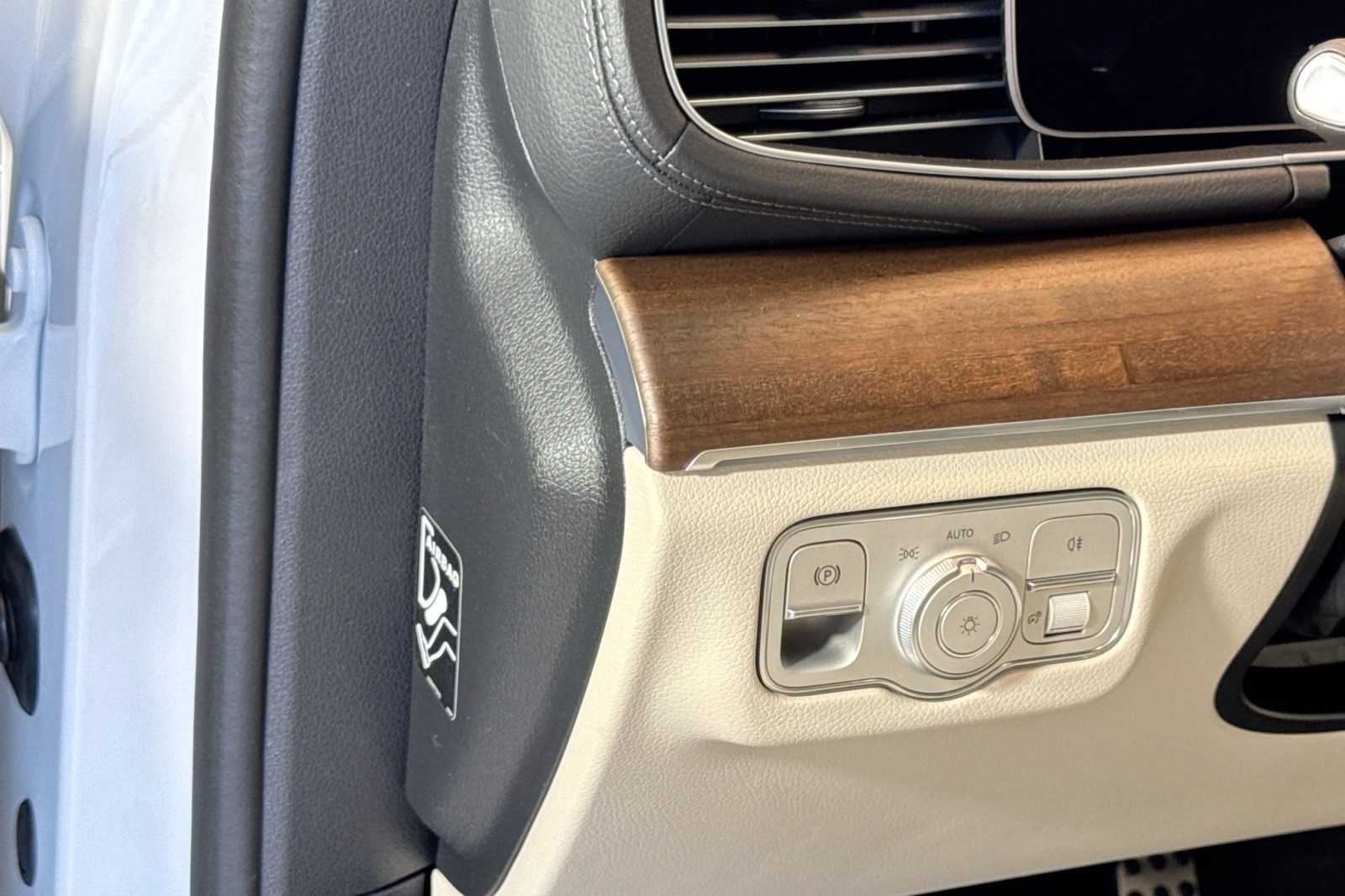 New 2026 MANUFAKTUR Moonlight White Metallic Mercedes-Benz GLS 450 4MATIC® SUV image 10