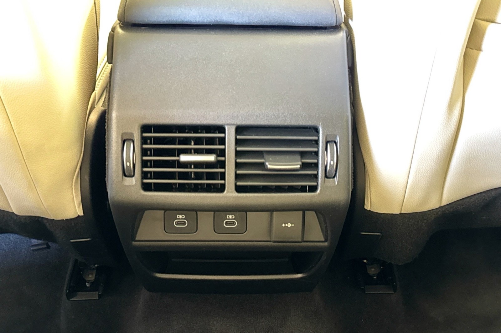 Used 2024 Silicon Silver Premium Metallic Land Rover Core S image 22