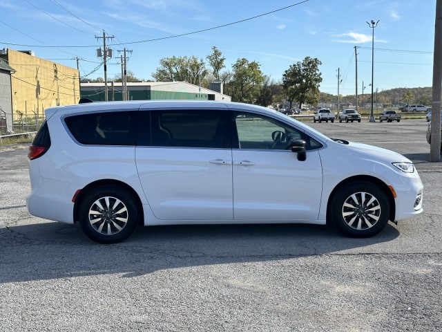 2024 Chrysler Pacifica Hybrid Select 2