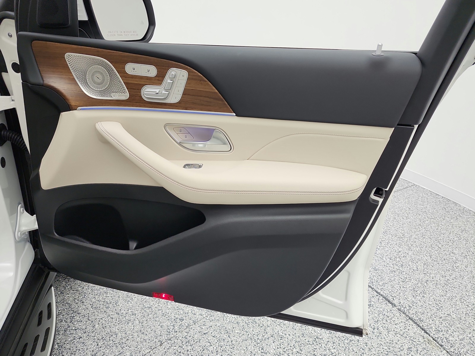 Used 2025 Polar White Mercedes-Benz GLE 450e 4MATIC® SUV image 28