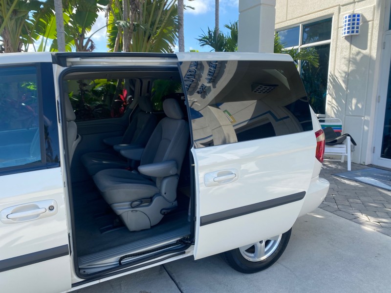 2006 Dodge Caravan SXT LOW MILES 28,367 1 OWNER HANDICAP LIFT in , 