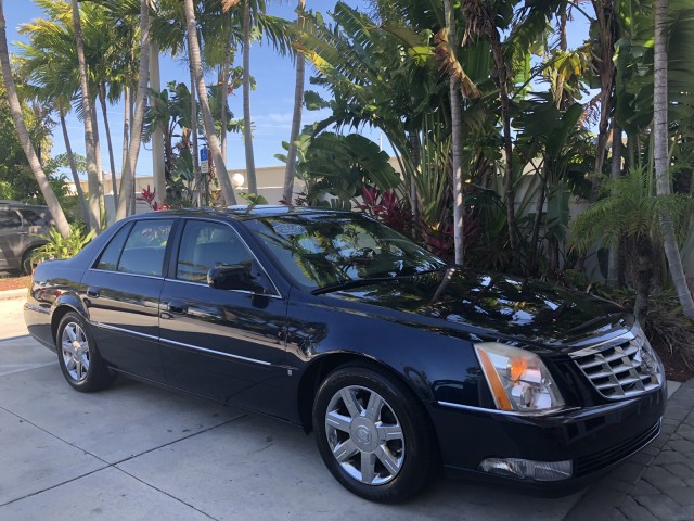 2006 Cadillac DTS w/1SB Heated and Cooled Leather Sunroof CD Onstar in pompano beach, Florida