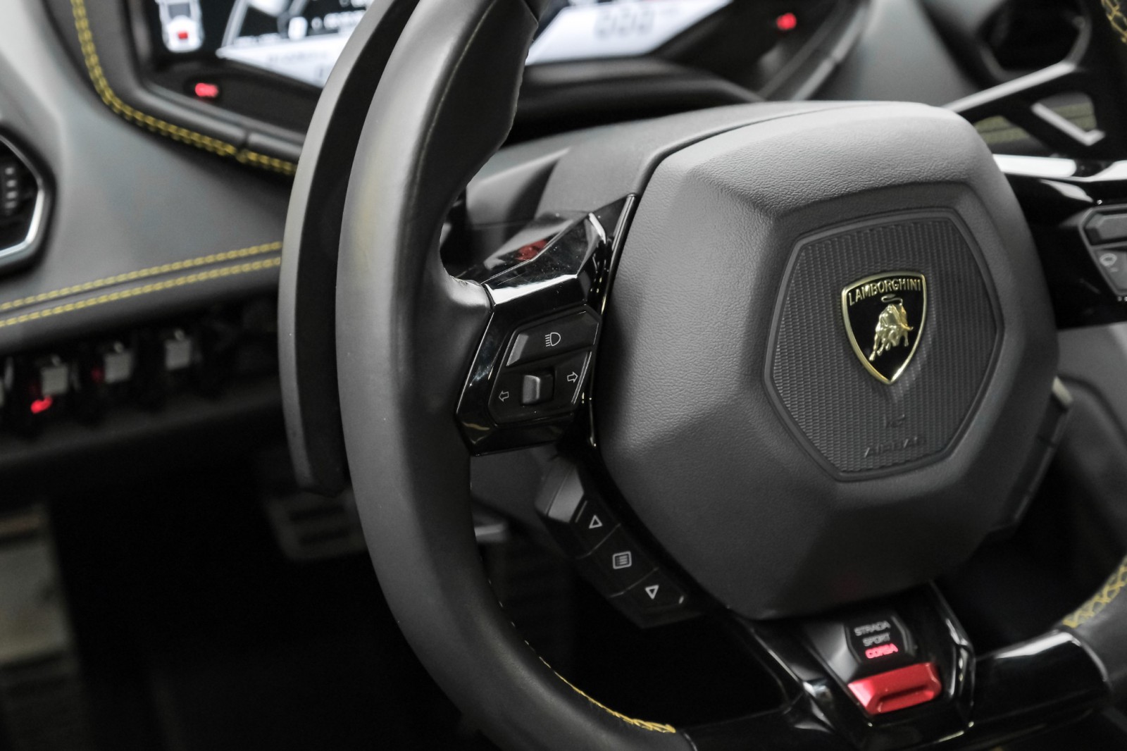 2021 Lamborghini Huracan EVO Spyder SportSeats 19Alloys BiColorLeatherPkg 18