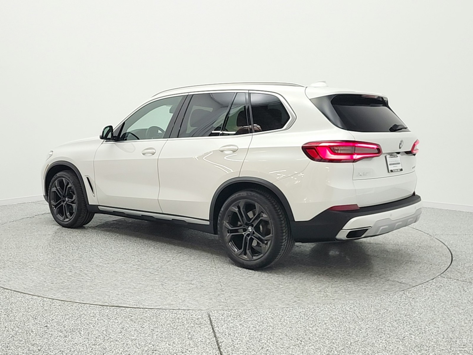 Used 2019 Mineral White Metallic BMW xDrive40i Sports Activity Vehicle image 7