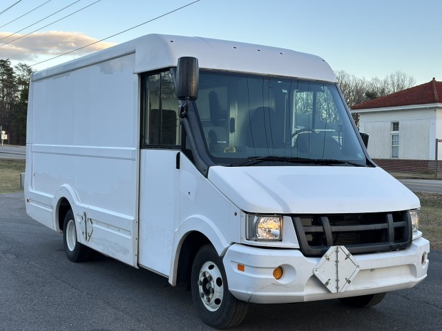 2013 Isuzu Reach 14' Van w/AIR in , 