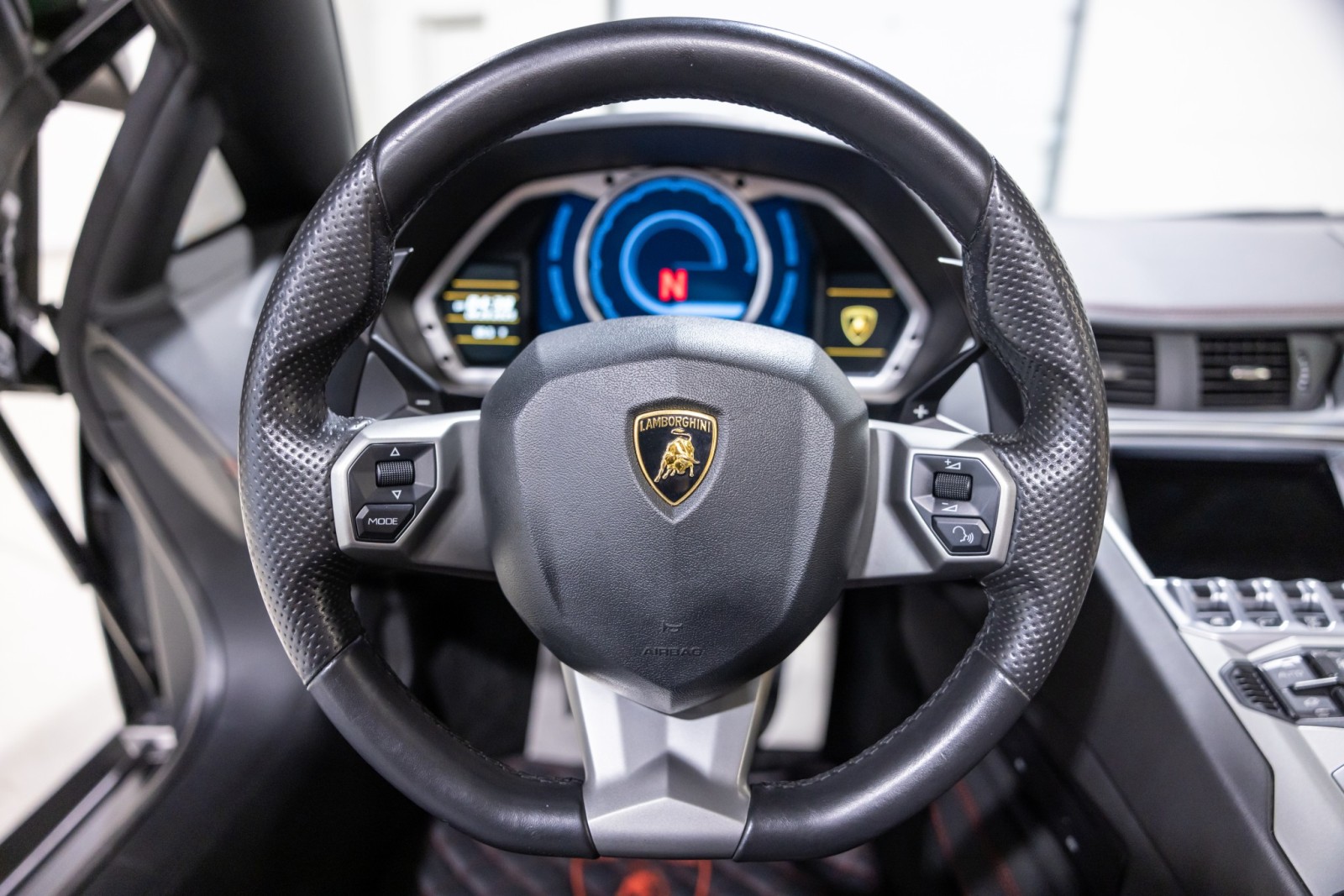 2015 Lamborghini Aventador Roadster LP 700-4 photo 24