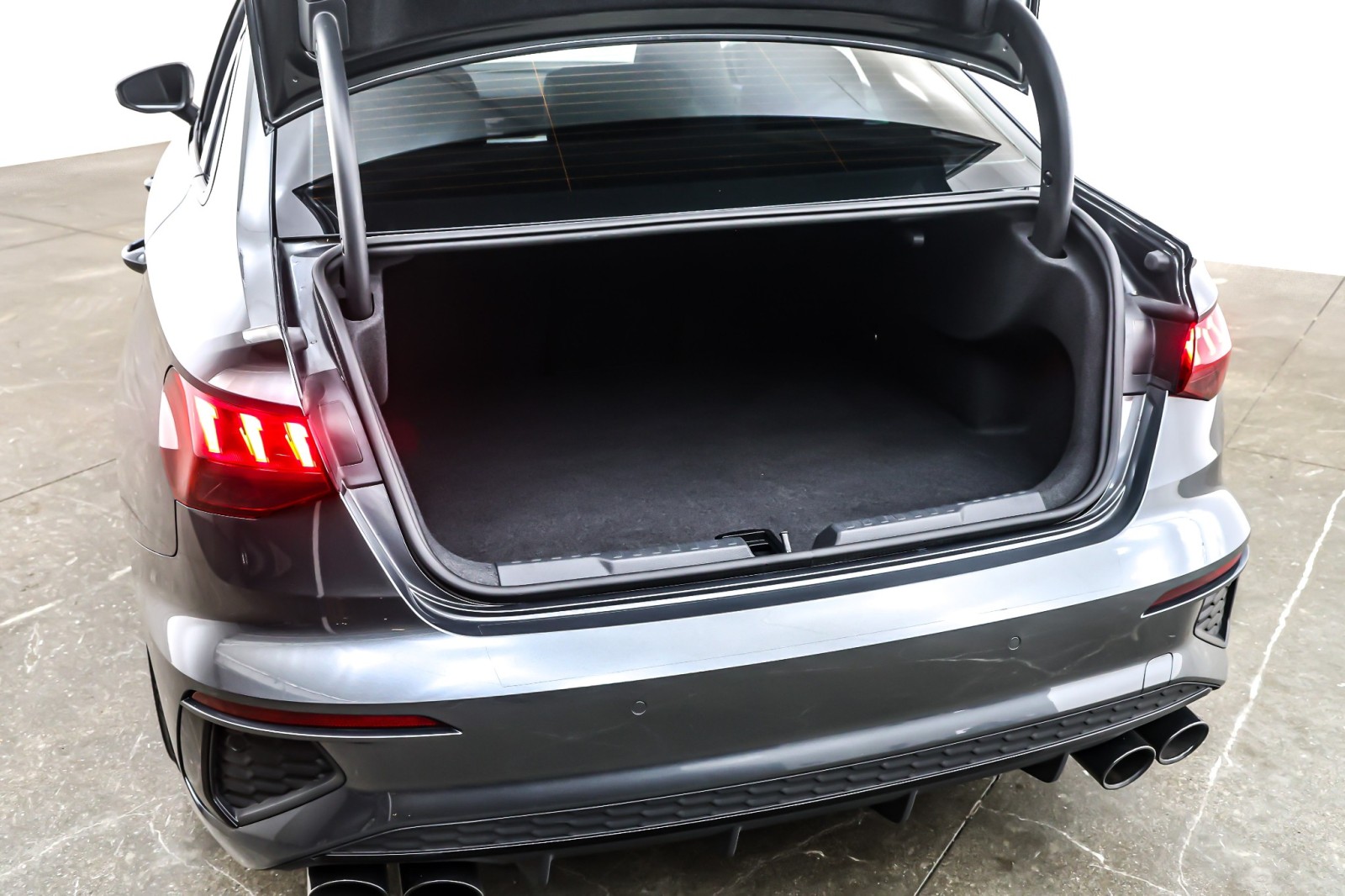 Used 2024 Daytona Gray Pearl Effect Audi Premium Plus 2.0 TFSI quattro image 24