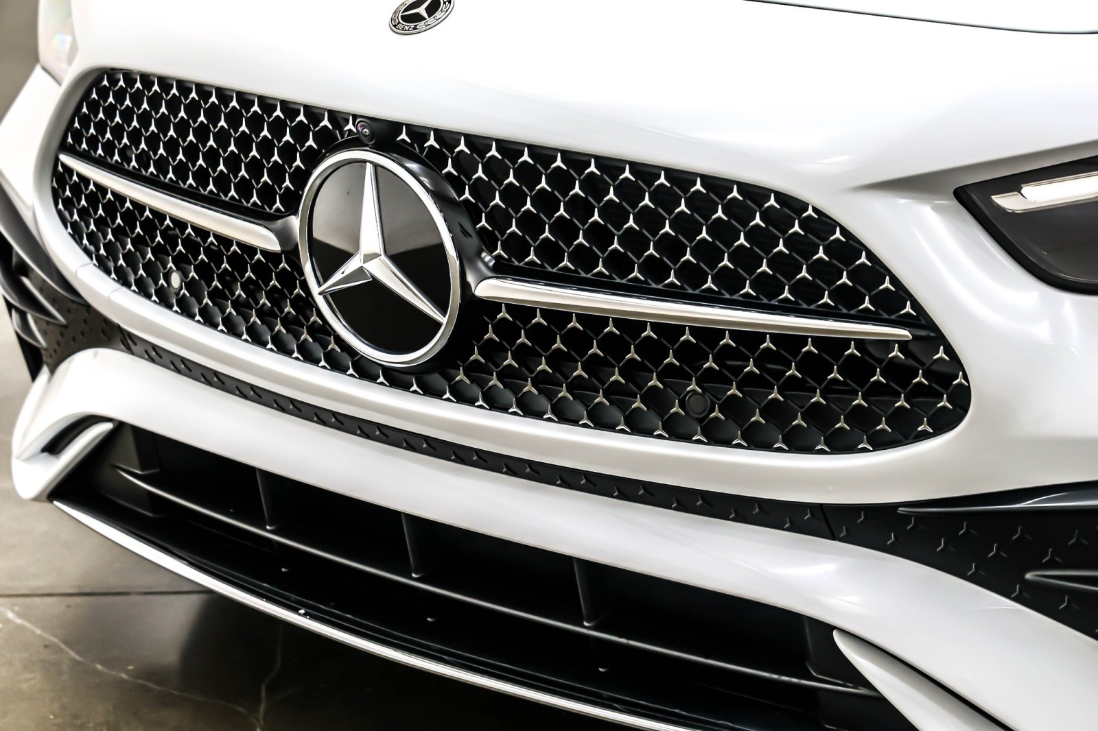 New 2026 MANUFAKTUR Moonlight White Metallic Mercedes-Benz CLE 300 image 14