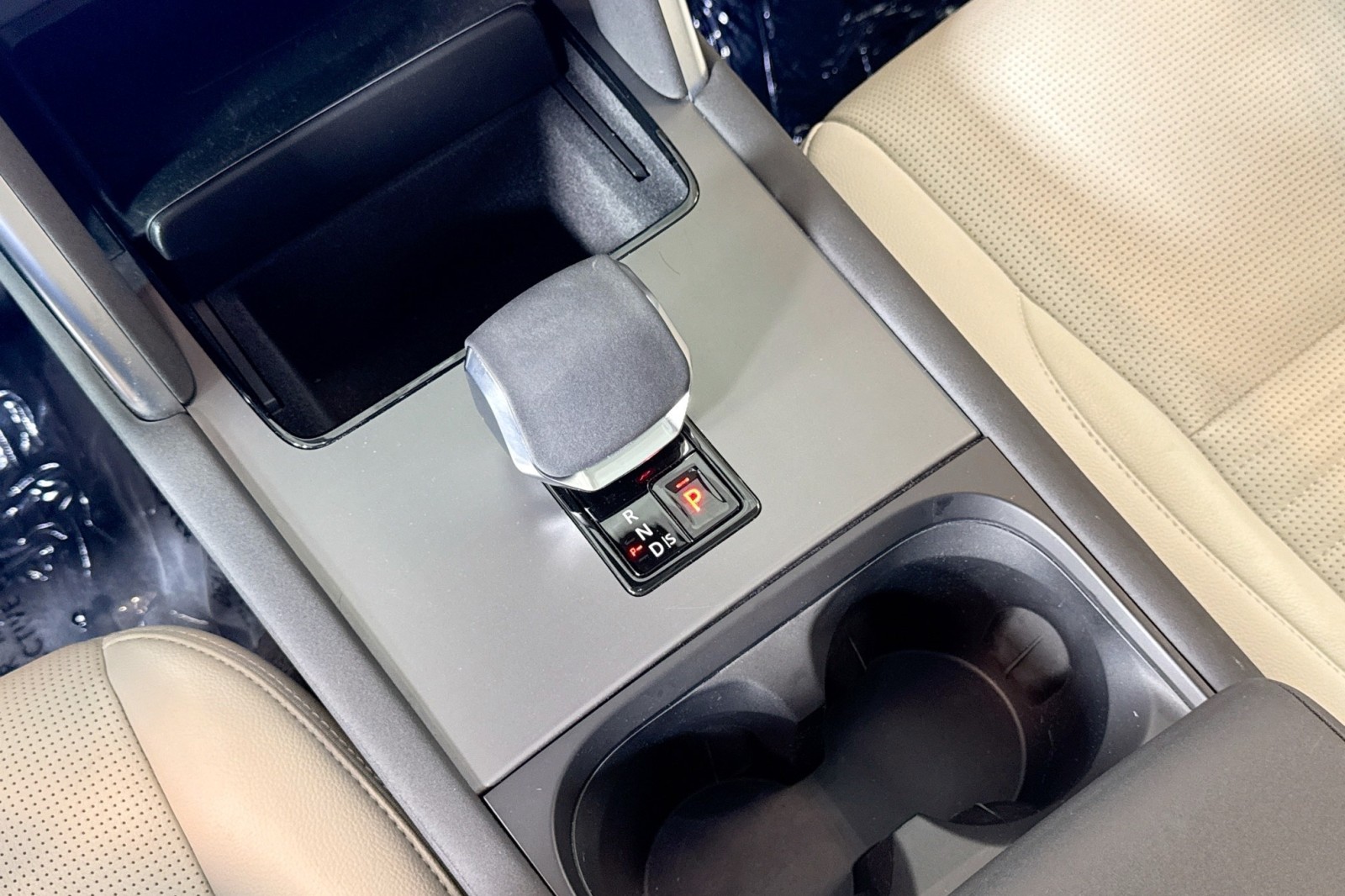 Used 2024 Silicon Silver Premium Metallic Land Rover Core S image 15