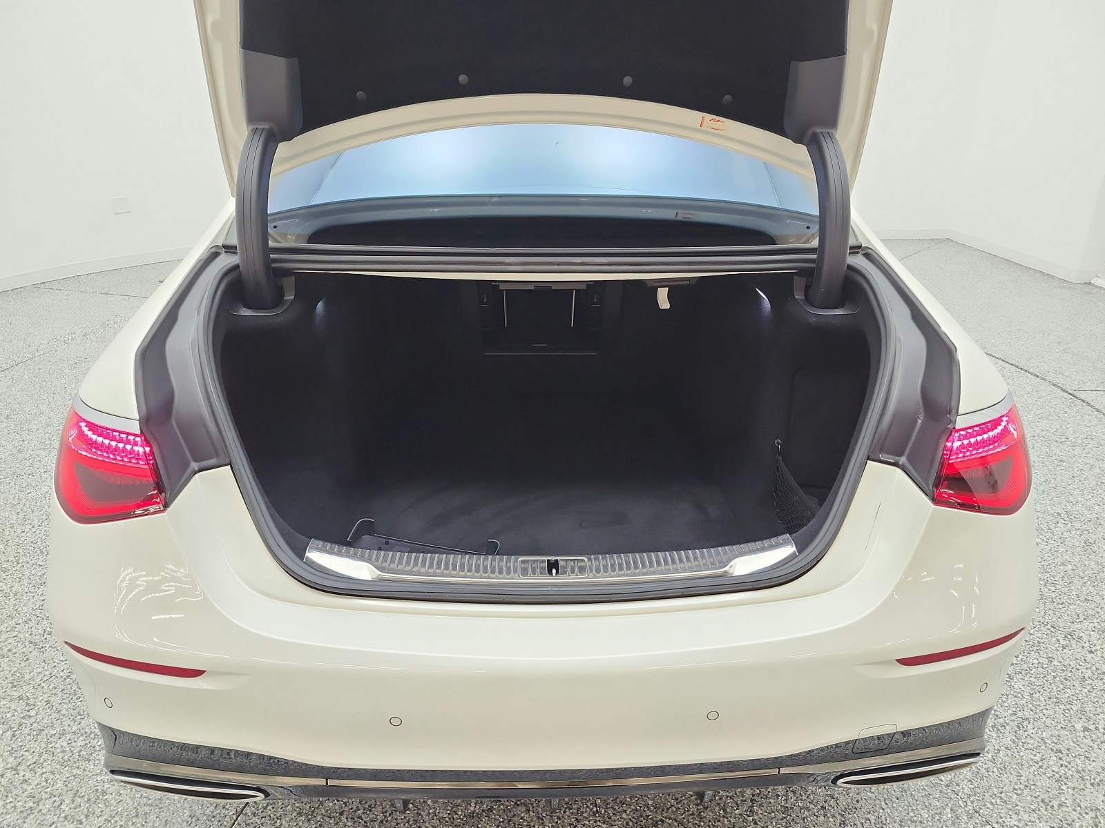 Used 2023 MANUFAKTUR Diamond White Mercedes-Benz S 580 4MATIC® Sedan image 18