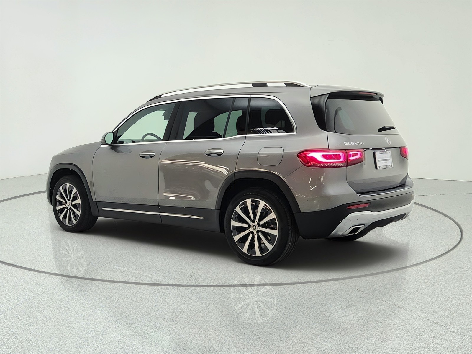 Used 2023 Mountain Grey Metallic Mercedes-Benz GLB 250 SUV image 7
