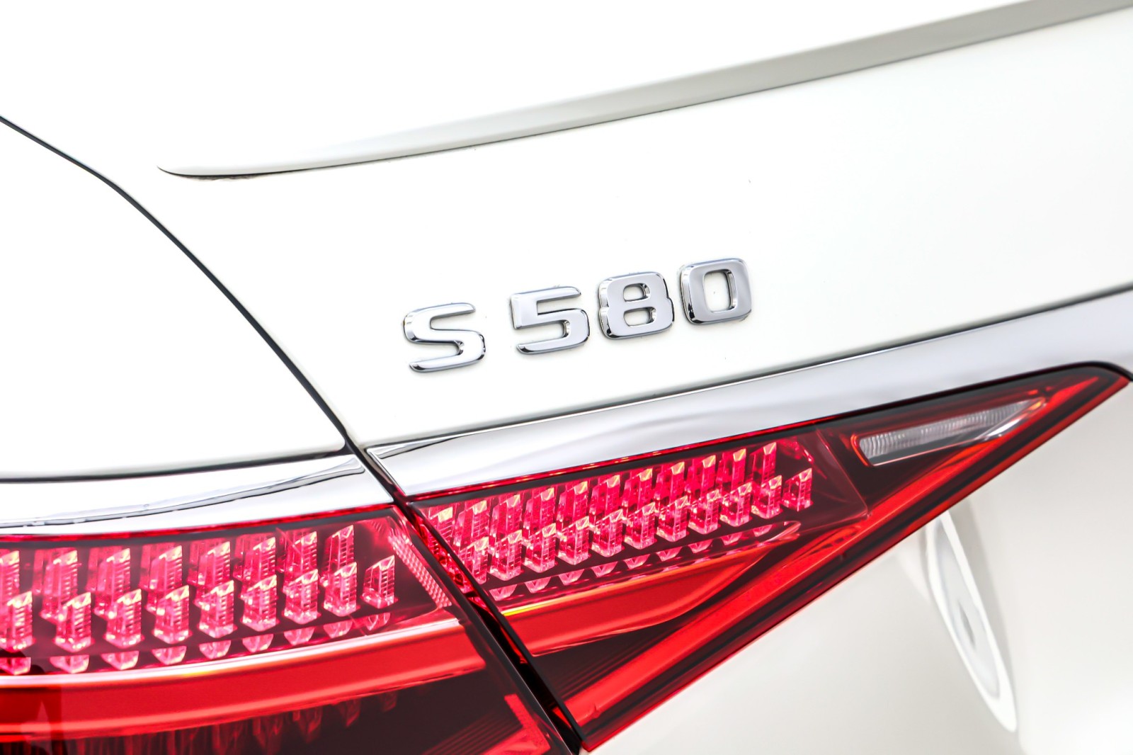 Certified Used 2022 MANUFAKTUR Diamond White Mercedes-Benz S 580 4MATIC® Sedan image 11