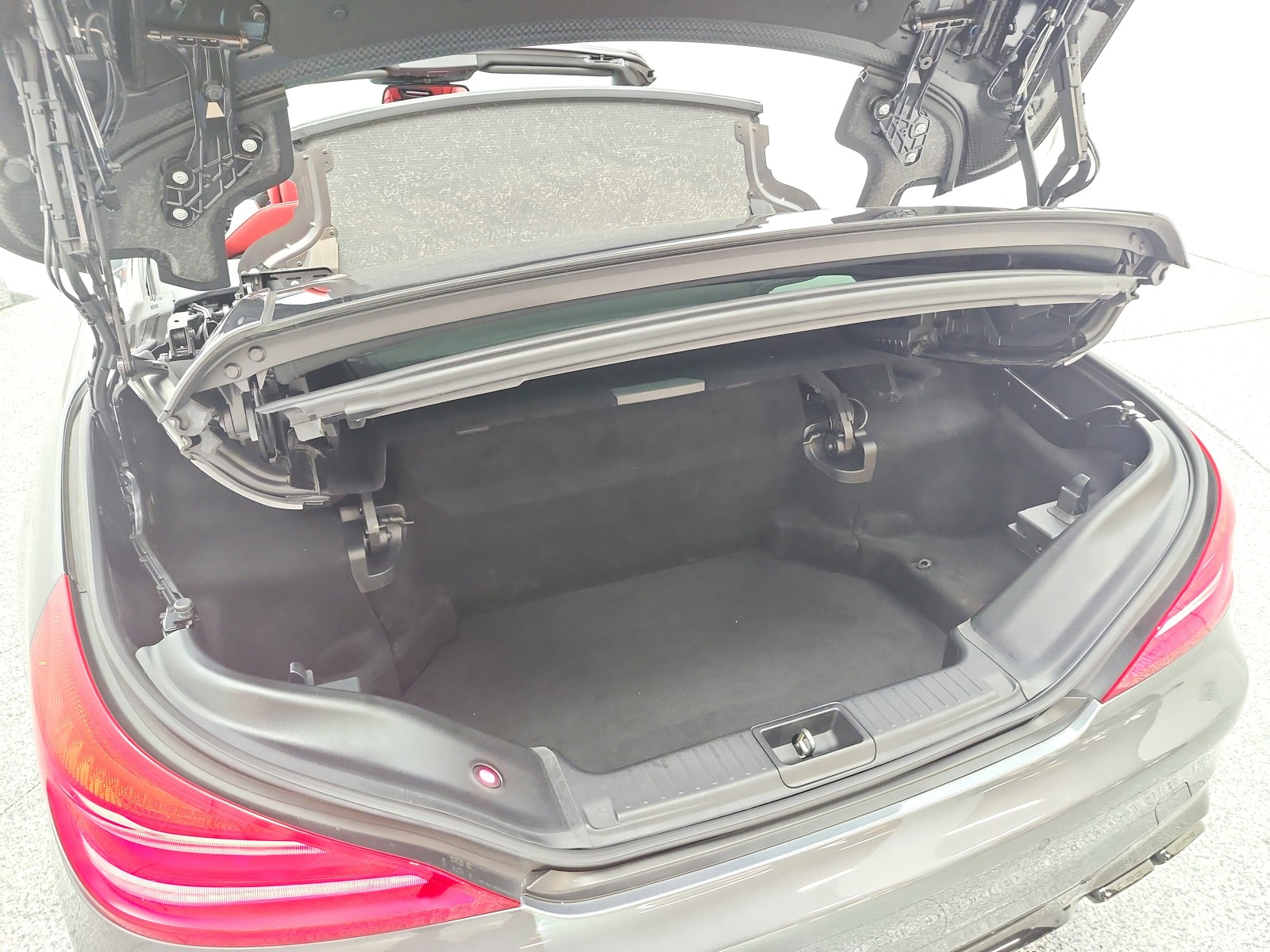 Used 2018 Selenite Grey Metallic Mercedes-Benz AMG® SL 63 Roadster image 16