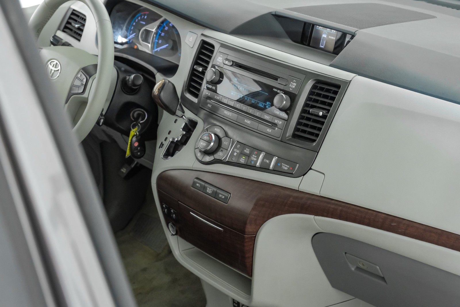 2013 Toyota Sienna XLE 8 PASSENGER SUNROOF LEATHER HEATED SEATS REAR  26