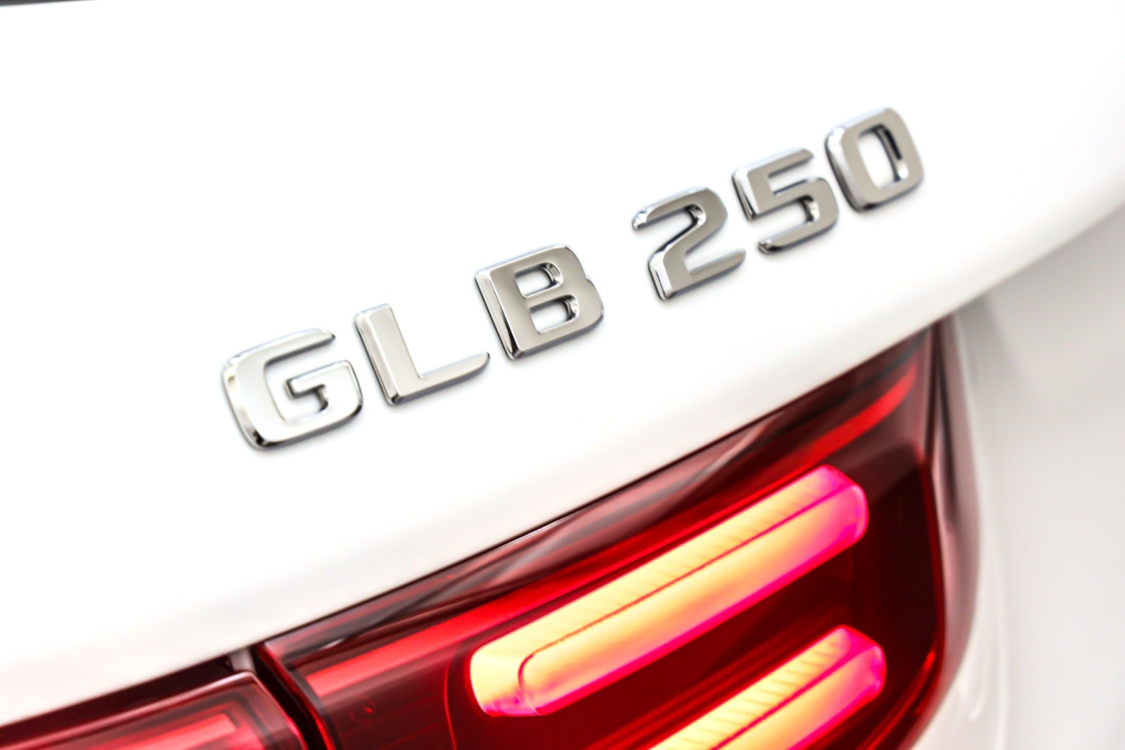 New 2026 Polar White Mercedes-Benz GLB 250 image 9