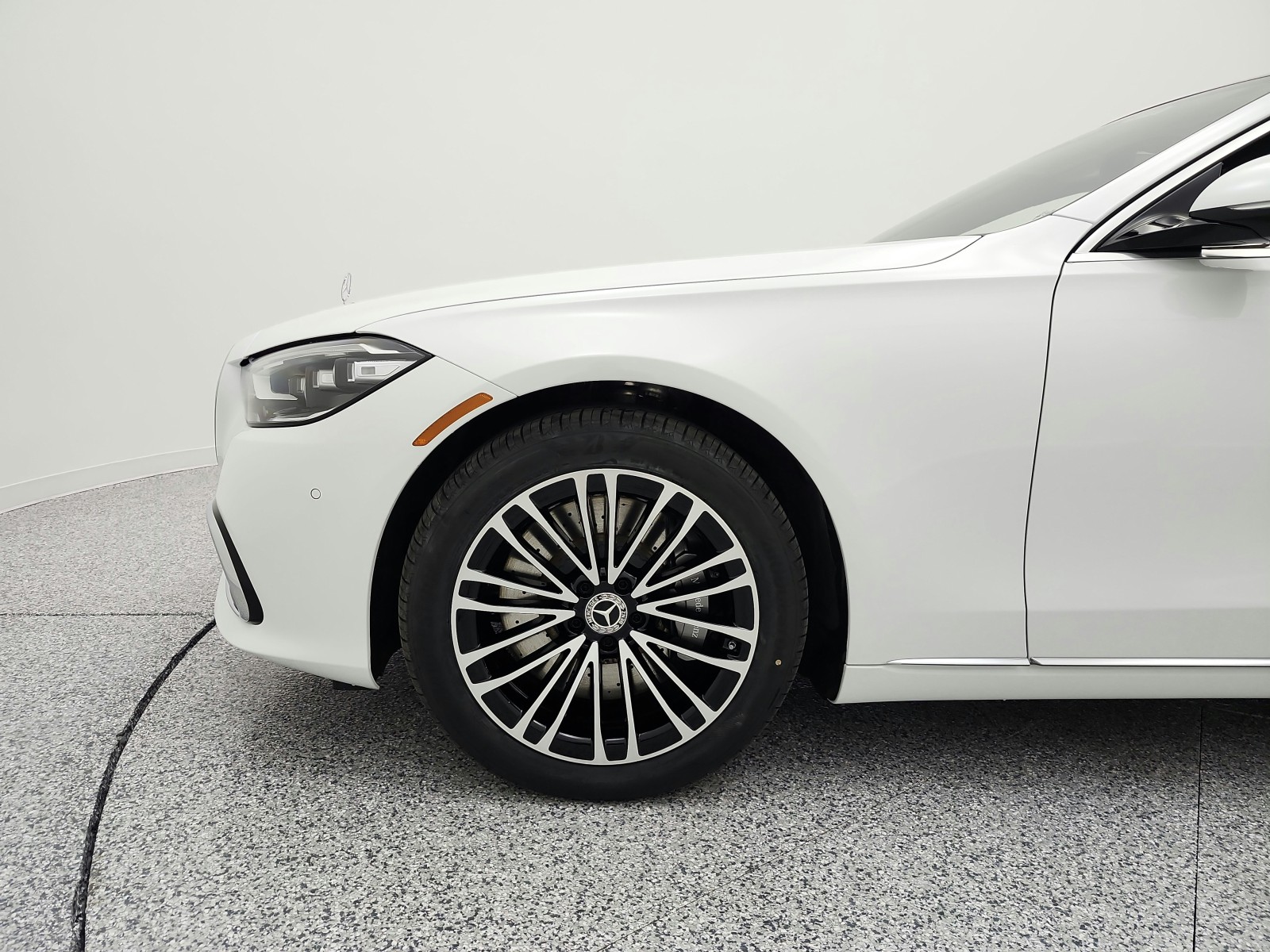 New 2026 MANUFAKTUR Moonlight White Metallic Mercedes-Benz S 580e 4MATIC® Sedan image 13