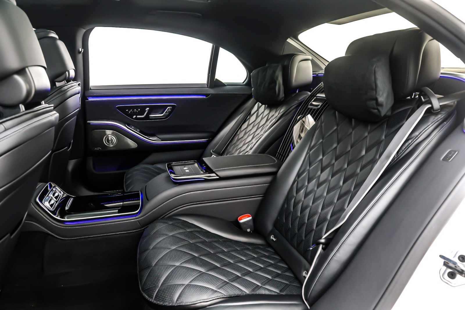 New 2026 MANUFAKTUR Moonlight White Metallic Mercedes-Benz S 580 4MATIC® Sedan image 8