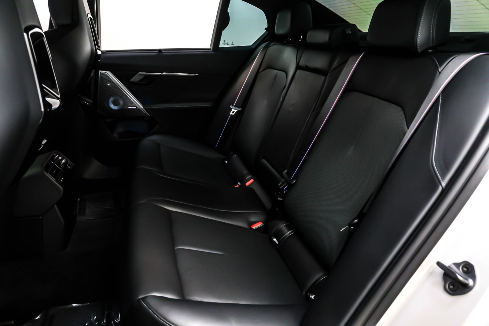 Used 2025 Alpine White BMW Sedan image 8