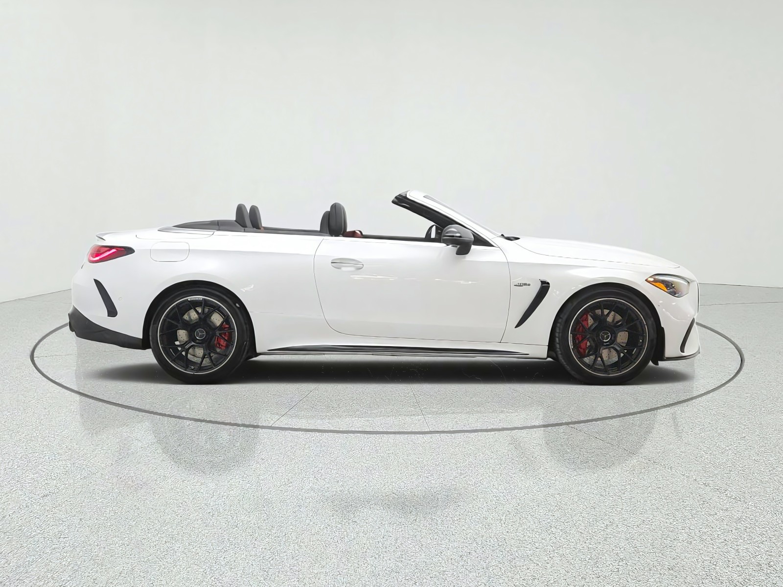 New 2027 MANUFAKTUR Moonlight White Metallic Mercedes-Benz AMG® CLE 53 4MATIC+ Cabriolet image 4